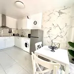 Casa En Con Gran Terraza, Muy Luminosa Y En Tranquila Urbanizacion