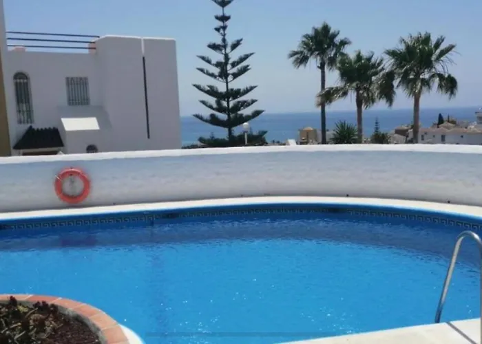 Casa En Con Gran Terraza, Muy Luminosa Y En Tranquila Urbanizacion נרחה