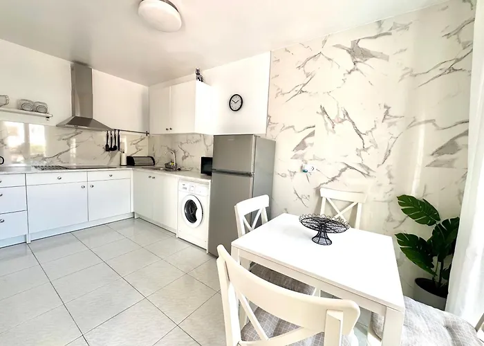 Casa En Con Gran Terraza, Muy Luminosa Y En Tranquila Urbanizacion