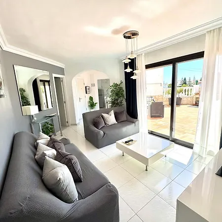 Casa Con Gran Terraza, Muy Luminosa Y En Tranquila Zona Residencial *
